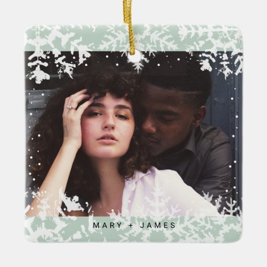 Minimal Snowflakes Frame | Merry and Married 写真 セラミックオーナメント (正面)