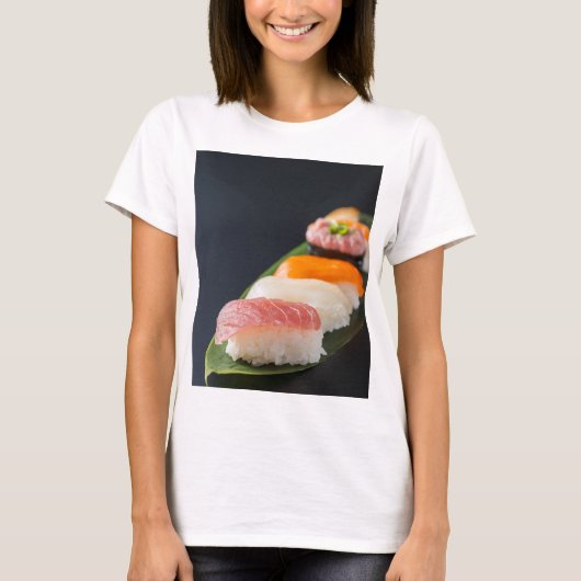 Minimal Sushi – Japanese tranquility and perfectio Tシャツ (正面)