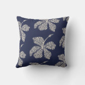Minimal White Hibiscus Floral Navy Blue Design クッション (裏面)