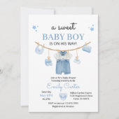 Minimalist Baby Boy Shower with Baby Clothes 招待状 (正面)