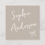 Minimalist Beige with Elegant Script & Bow      スクエア名刺 (正面)