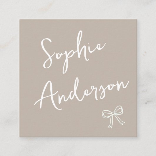 Minimalist Beige with Elegant Script & Bow スクエア名刺 (正面)