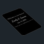 Minimalist Black Cat Silhouette マグネット<br><div class="desc">Stylish black cat silhouette in minimalist style – perfect for Halloween, pet lovers, and chic everyday gifts. Add a touch of mysterious charm and feline elegance to your lifestyle with this minimalist black cat silhouette design. Featuring a sleek and sophisticated illustration of a black cat in profile, this versatile artwork...</div>