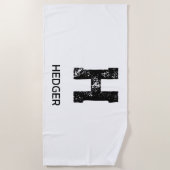 MINIMALIST BLACK ONE LETTER MONOGRAM NAME WHITE ビーチタオル (正面)