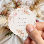 Minimalist Boho Fall Floral Wedding ラウンドシール<br><div class="desc">A minimalist boho wedding stickers featuring watercolor white peonies,  soft peach roses and pampas grass floral bouquet on an ivory cream color background.</div>