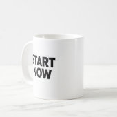 Minimalist bold start now text コーヒーマグカップ (正面左)