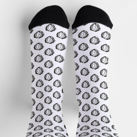 Minimalist Cabbage – Bold Ink Vegetable Design on ソックス (上部)