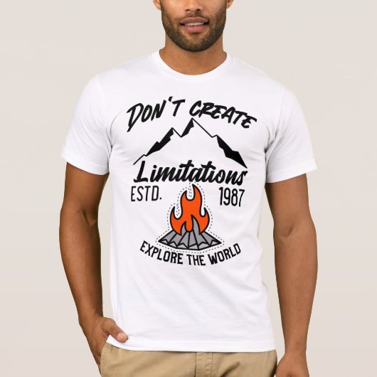 Minimalist Campfire Icon Design, Camping  Tシャツ (正面)