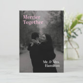 Minimalist Chic Merrier Together Photo Christmas シーズンカード (スタンド正面)