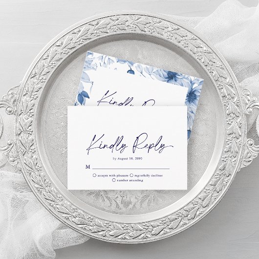 Minimalist Dusty Blue Floral RSVP Card エンクロージャーカード