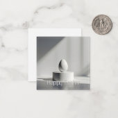 Minimalist Easter Egg on Modern Pedestal ノートカード (正面/裏面インサイチュ)