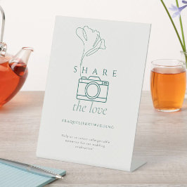 Minimalist Emerald "Share the Love" Wedding 台座サイン
