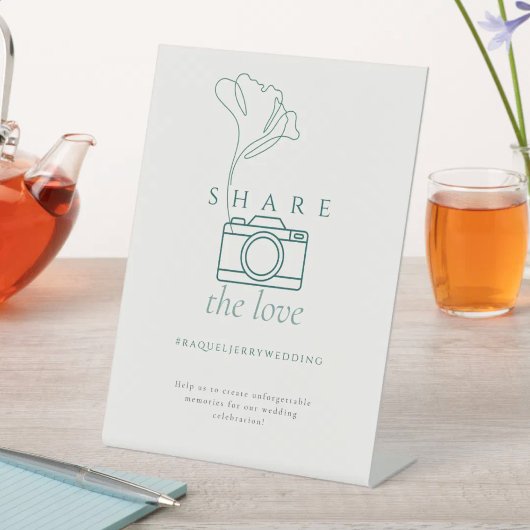 Minimalist Emerald "Share the Love" Wedding 台座サイン