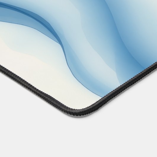 Minimalist Fluid Motion Blue Gradient デスクマット (コーナー)