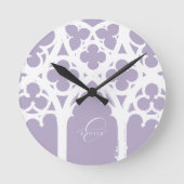Minimalist Gothic Window Calligraphy Lavender ラウンド壁時計 (正面)