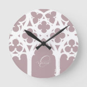 Minimalist Gothic Window Calligraphy Pale Pink ラウンド壁時計 (正面)