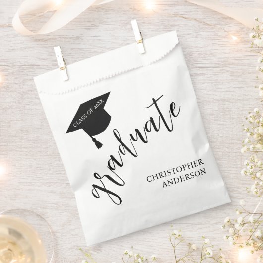 Minimalist Grad Cap Black & White Graduation フェイバーバッグ (クリップ留めされた状態)