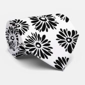Minimalist Groovy Black and White Daisy Flowers ネクタイ (ロール)