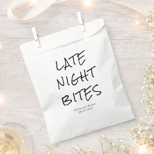 Minimalist Late Night Bites Wedding フェイバーバッグ (クリップ留めされた状態)
