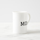 Minimalist "MOM" Black Typography Plain White ボーンチャイナマグカップ (正面右)