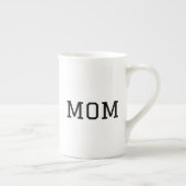 Minimalist "MOM" Black Typography Plain White ボーンチャイナマグカップ (右)