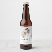 Minimalist Newlywed Photo Overlay Cheers Wedding ビールラベル (正面)