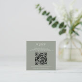 Minimalist QR Code Sage Green Wedding RSVP エンクロージャーカード (スタンド正面)