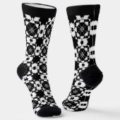 Minimalist retro check pattern – Monochrome design ソックス (傾斜あり)