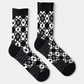 Minimalist retro check pattern – Monochrome design ソックス (右)