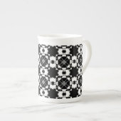 Minimalist retro check pattern – Monochrome design ボーンチャイナマグカップ (正面右)