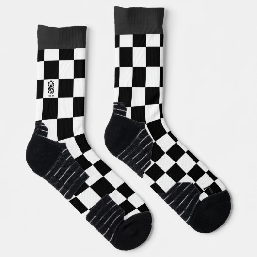Minimalist Retro Checkered – Monochrome Streetwear ソックス (右)