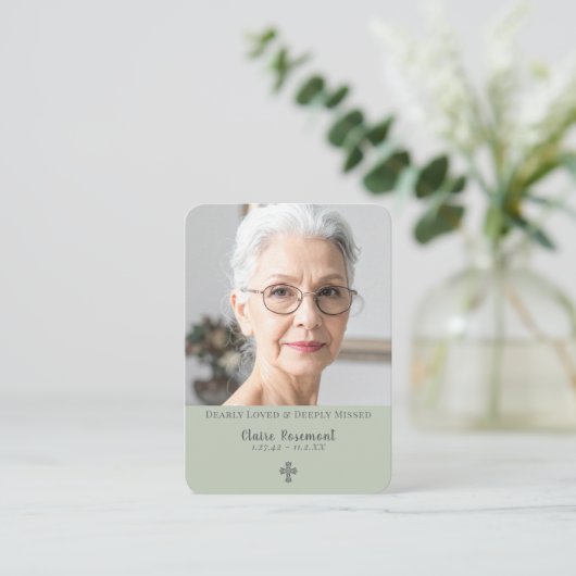 Minimalist Sage Green Funeral Prayer Card 名刺 (スタンド正面)