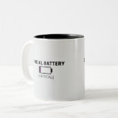 Minimalist Social Battery Low Sticker ツートーンマグカップ (正面左)