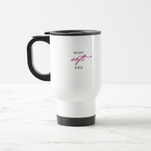 Minimalist Typography Travel Mug – In My Soft Era トラベルマグ (左)