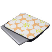Minimalist White Floral Pattern ラップトップスリーブ (正面下部)