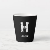 MINIMALIST WHITE ONE LETTER MONOGRAM NAME BLACK カフェラテマグ (正面)