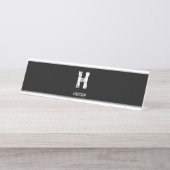 MINIMALIST WHITE ONE LETTER MONOGRAM NAME BLACK  デスクネームプレート (正面)
