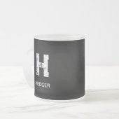 MINIMALIST WHITE ONE LETTER MONOGRAM NAME BLACK フロストグラスマグカップ (正面左)