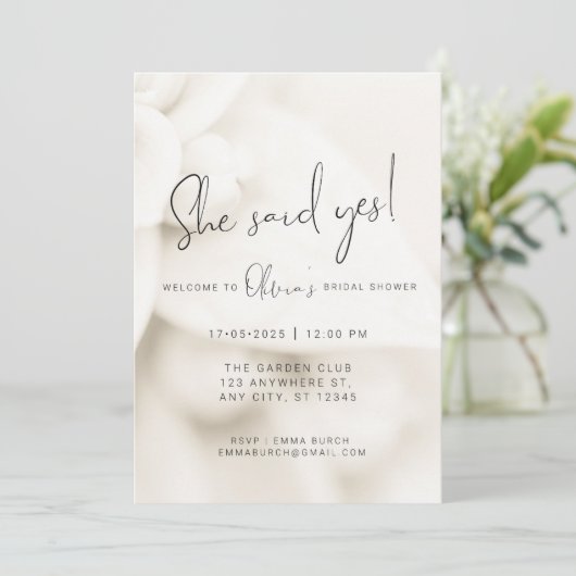 Minimalist White Petal Bridal Shower Invite 招待状 (スタンド正面)