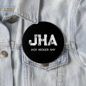 MINIMALIST WHITE THREE LETTER MONOGRAM NAME BLACK 缶バッジ (インサイチュ)