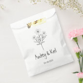 Minimalist Wildflowers Wedding Monogram Design フェイバーバッグ (封をした状態)