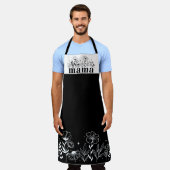 Minimalistic Black & White Wildflower Mama エプロン (着用した状態)