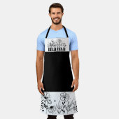 Minimalistic Black & White Wildflower Mama エプロン (着用した状態)