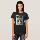 Minimalistic Lotus Flower Meditating Yoga Tシャツ (正面フル)