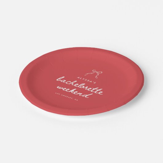 Minimalistic Red Coquette Bow Bachelorette ペーパープレート (アングル)