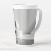 Minimalistisches Osterei auf modernem Podest カフェラテマグ (右アングル)