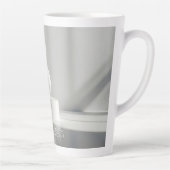 Minimalistisches Osterei auf modernem Podest カフェラテマグ (右)