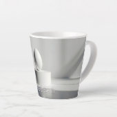 Minimalistisches Osterei auf modernem Podest カフェラテマグ (右アングル)