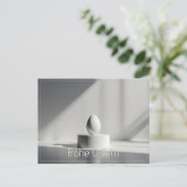 Minimalistisches Osterei auf modernem Podest ポストカード (スタンド正面)