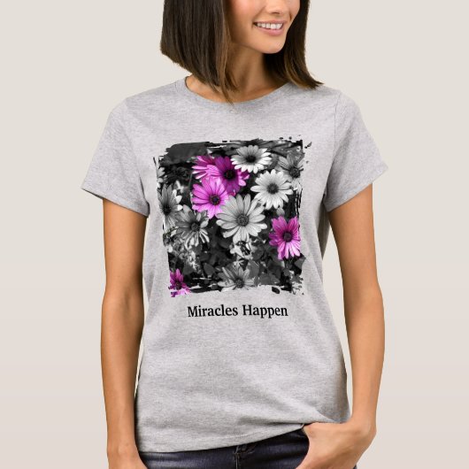 Miracles Happen Daisies Inspirational Tシャツ (正面)